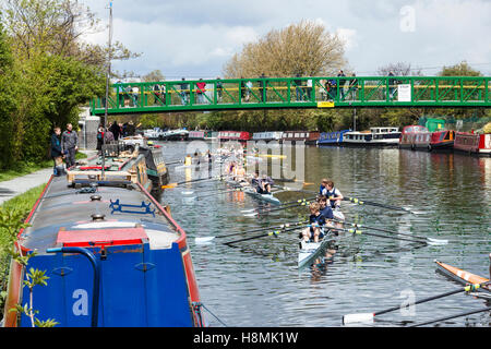 Deux de couple sur la rivière Lea au Springfield Marina au cours d'une compétition d'aviron à Lea Rowing Club, London, UK Banque D'Images