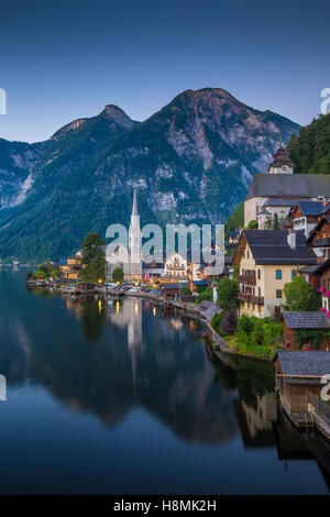 Carte postale panoramique vue du célèbre village au bord du lac de Hallstatt avec Hallstatter Lake dans les Alpes dans le crépuscule du Salzkammergut, Autriche Banque D'Images