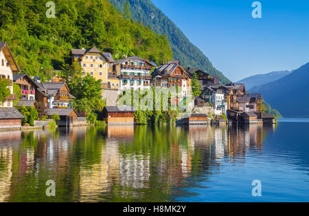 Vue de carte postale classique de la célèbre ville au bord du lac de Hallstatt dans les Alpes dans la belle lumière du matin en été, Salzkammergut, Autriche Banque D'Images