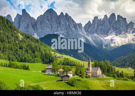 Paysage de montagne dans les Dolomites avec célèbre Santa Maddalena Mountain Village, Val di Funes, Tyrol du Sud, Italie Banque D'Images