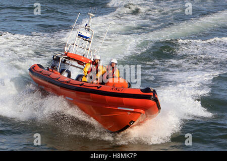 La RNLI Looe avec un équipage de 4 à Looe Bay tester les capacités de leurs nouveaux Atlantic 85 B-894 'Sheila et Dennis Langue II Banque D'Images