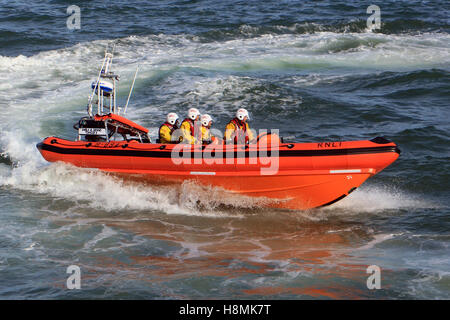 La RNLI Looe avec un équipage de 4 à Looe Bay tester les capacités de leurs nouveaux Atlantic 85 B-894 'Sheila et Dennis Langue II Banque D'Images