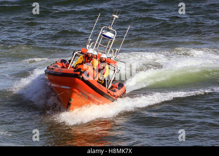 La RNLI Looe avec un équipage de 4 à Looe Bay tester les capacités de leurs nouveaux Atlantic 85 B-894 'Sheila et Dennis Langue II Banque D'Images