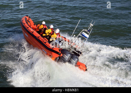 La RNLI Looe avec un équipage de 4 à Looe Bay tester les capacités de leurs nouveaux Atlantic 85 B-894 'Sheila et Dennis Langue II Banque D'Images