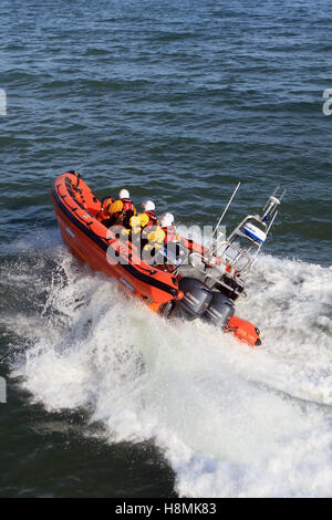 La RNLI Looe avec un équipage de 4 à Looe Bay tester les capacités de leurs nouveaux Atlantic 85 B-894 'Sheila et Dennis Langue II Banque D'Images