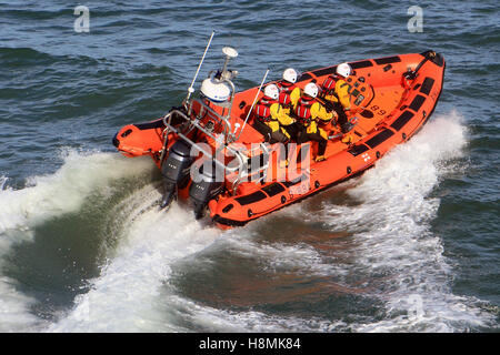 La RNLI Looe avec un équipage de 4 à Looe Bay tester les capacités de leurs nouveaux Atlantic 85 B-894 'Sheila et Dennis Langue II Banque D'Images