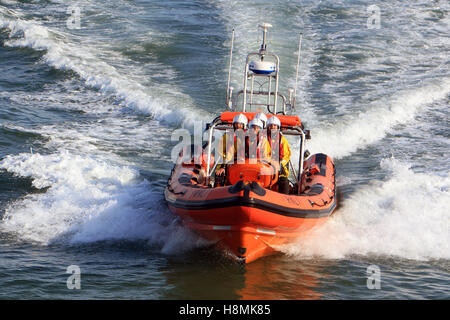 La RNLI Looe avec un équipage de 4 à Looe Bay tester les capacités de leurs nouveaux Atlantic 85 B-894 'Sheila et Dennis Langue II Banque D'Images