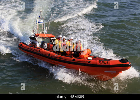 La RNLI Looe avec un équipage de 4 à Looe Bay tester les capacités de leurs nouveaux Atlantic 85 B-894 'Sheila et Dennis Langue II Banque D'Images