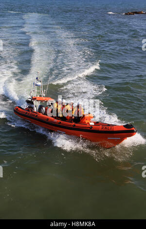 La RNLI Looe avec un équipage de 4 à Looe Bay tester les capacités de leurs nouveaux Atlantic 85 B-894 'Sheila et Dennis Langue II Banque D'Images