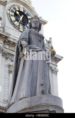 Statue de la reine Anne à la Cathédrale St Paul à Londres Banque D'Images