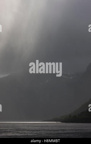 Le temps se ferme et la tempête s'accumule sur le fjord, les îles Lofoten, Norvège, Banque D'Images