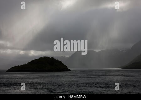 Le temps se ferme et la tempête s'accumule sur le fjord, les îles Lofoten, Norvège, Banque D'Images