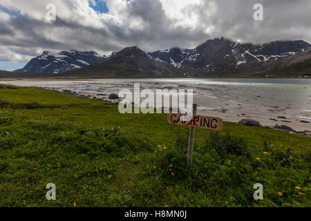 Panneau Camping. Baie de Kilan, près de Flakstad, îles Lofoten, Norvège Banque D'Images