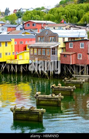 Les maisons colorées sur l'eau, connue sous le nom de palafitos, dans la ville de Castro, île de Chiloé, Chili. Banque D'Images