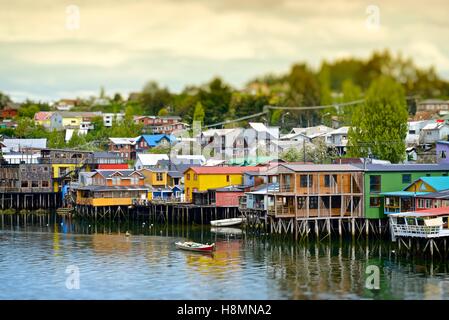 Les maisons colorées sur l'eau, connue sous le nom de palafitos, dans la ville de Castro, île de Chiloé, Chili. Banque D'Images