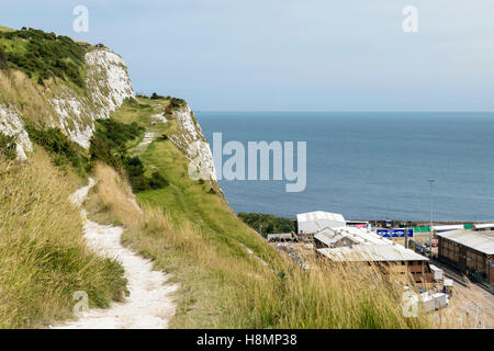 Les falaises blanches de Douvres, dans le Kent au sud-est de l'Angleterre les photos prises depuis le sentier des douaniers Banque D'Images