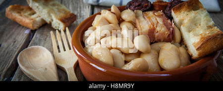 La fabada est un typhical plat de légumineuses espagnol avec de gros haricots et saucisses Banque D'Images