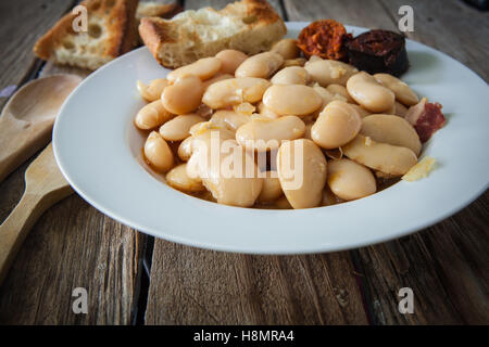 La fabada est un typhical plat de légumineuses espagnol avec de gros haricots et saucisses Banque D'Images