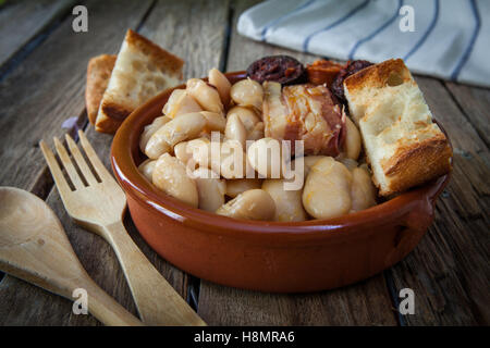 La fabada est un typhical plat de légumineuses espagnol avec de gros haricots et saucisses Banque D'Images