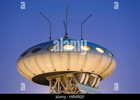 L'Allemagne, la Ruhr, centre de la technologie de l'Luentec, l'OVNI de la designer Colani sur le dessus de l'ancienne tour d'enroulement. Banque D'Images