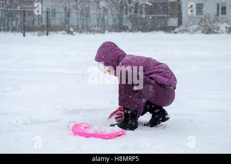 Mid age girl sous le capot à jouer avec des boules de neige, ce qui rend Banque D'Images