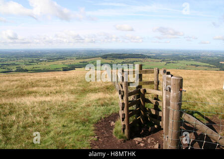 Vue de l'Parlick Pick dans la forêt de Bowland, Lancashire, à l'ouest sur Beacon est tombé entre les collectivités rurales vers la Fylde coast. Banque D'Images