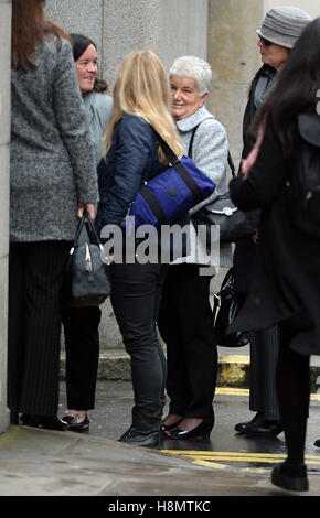 La famille et les amis de assassiné MP Jo Cox, y compris sœur Kim Leadbeater (troisième à gauche) et mère Jean (centre), en arrivant à l'Old Bailey, le centre de Londres où le procès Thomas Mair est due à commencer. Banque D'Images