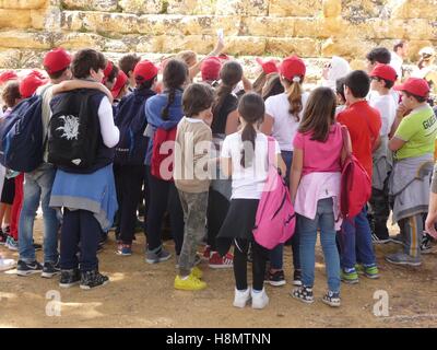 Les enfants de l'école visite du Temple de Zeus Olympien dans la Vallée des Temples à Agrigente, Sicile, Italie, 14 avril 2016. Photo : Beate Schleep | conditions dans le monde entier Banque D'Images