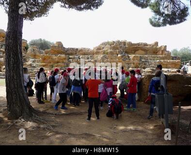 Les enfants de l'école visite du Temple de Zeus Olympien dans la Vallée des Temples à Agrigente, Sicile, Italie, 14 avril 2016. Photo : Beate Schleep | conditions dans le monde entier Banque D'Images