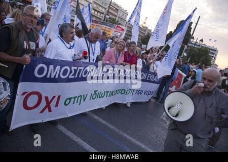 Les employés de la Compagnie des eaux de l'État grec au cours de protester contre l'intention de placer des avoirs de l'Etat sous contrôle de fonds de privatisation d'être dirigé par les créanciers (Société hellénique de sauvetage des actifs et participations). Le Parlement grec approuve la législation avec l'utilisation dans le monde entier | Banque D'Images