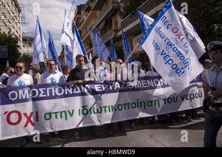 Les employés de la Compagnie des eaux de l'État grec protester contre l'intention de placer des avoirs de l'Etat sous contrôle de fonds de privatisation d'être dirigé par les créanciers de renflouement. Devise "ne pas la privatisation de l'eau." Le fonds : Société hellénique des actifs et participations dans le monde d'utilisation w | Banque D'Images