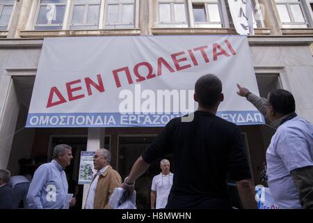 Les employés de la Compagnie des eaux de l'État grec protester contre l'intention de placer des avoirs de l'Etat sous contrôle de fonds de privatisation d'être dirigé par les créanciers de renflouement. Devise "pas à vendre !" Le fonds : Société hellénique des actifs et participations prendra le contrôle de l'utilisation dans le monde entier | Banque D'Images