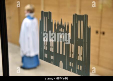 Les Choristes à soutane montage, hors focus choriste en soutane et surplis à côté de la cathédrale de Wells logo. Banque D'Images