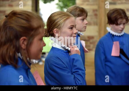 Les Choristes à soutane montage et répétition pour la messe. Girl choristers met sur ruff. Banque D'Images