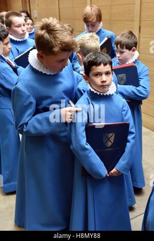 Les choristes de l'assemblage pour garçon messe répétition en la chanson l'école à la cathédrale de Wells. Plus de contrôle sur les plus jeunes choriste garçon. Banque D'Images