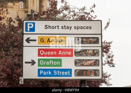 Un espace de stationnement électronique information board montrant places de stationnement disponibles dans les parkings à Cambridge UK Banque D'Images