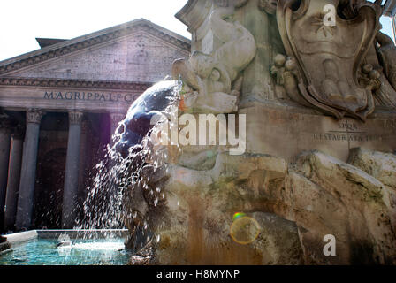 Fontaine en face au Panthéon de Rome Banque D'Images