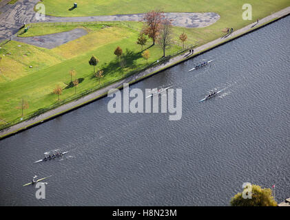 Vue aérienne des sportifs de l'aviron sur la rivière Thames, à Henley-on-Thames, Royaume-Uni Banque D'Images