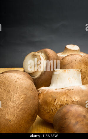 Grand Royal champignons champignons sur une planche à découper en bois Banque D'Images