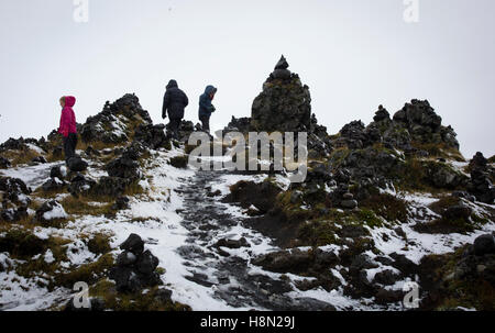 Tas de pierres sur Laufskálavarða visiteurs dans le sud de l'Islande Banque D'Images