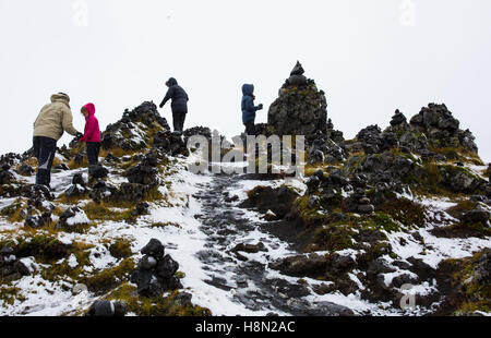 Tas de pierres sur Laufskálavarða visiteurs dans le sud de l'Islande Banque D'Images