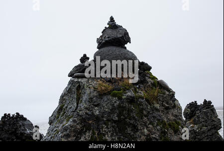 Tas de pierres sur Laufskálavarða visiteurs dans le sud de l'Islande Banque D'Images