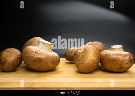 Grand Royal champignons champignons sur une planche à découper en bois Banque D'Images