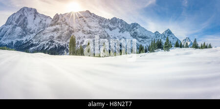 Les montagnes enneigées et la vallée Banque D'Images