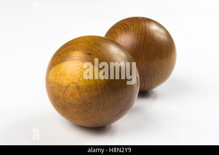 Paire de boules baoding chinois en chantant de la santé pour les mains sur fond blanc Banque D'Images