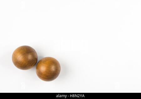 Paire de boules baoding chinois en chantant de la santé pour les mains sur fond blanc Banque D'Images