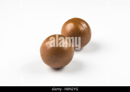 Paire de boules baoding chant chinois de cuivre de la santé pour les mains sur fond blanc Banque D'Images