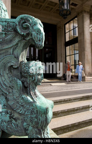 Allemagne, Essen, l'établissement Villa Huegel, hôtel particulier de la famille de l'industriel Krupp, tête de bélier et d'un sphinx à la base d'un lampadaire Banque D'Images