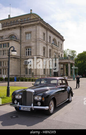 L'Allemagne, la Ruhr, Essen, une Bentley oldtimer en face de la Villa Huegel, ancien hôtel particulier de la famille de l'industriel Krupp. Banque D'Images