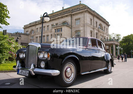 L'Allemagne, la Ruhr, Essen, une Bentley oldtimer en face de la Villa Huegel, ancien hôtel particulier de la famille de l'industriel Krupp. Banque D'Images